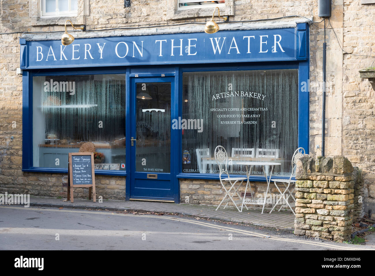 Die Bäckerei auf dem Wasser, einem handwerklichen Bäcker Shop in Bourton auf dem Wasser, die Cotswolds UK Stockfoto