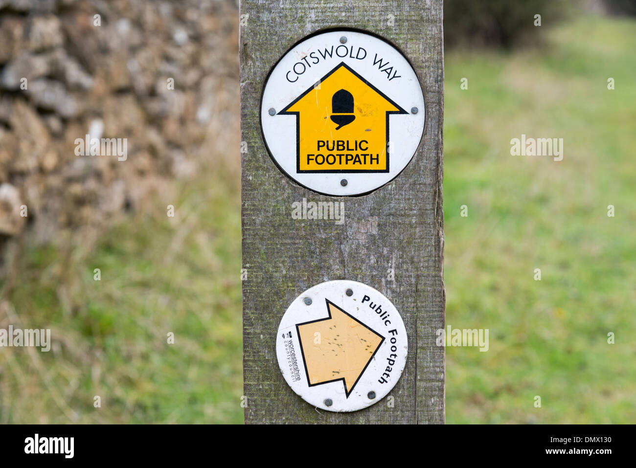 Ein Wanderweg-Zeichen Posten auf dem Cotswold Weg, die Cotswolds UK Stockfoto