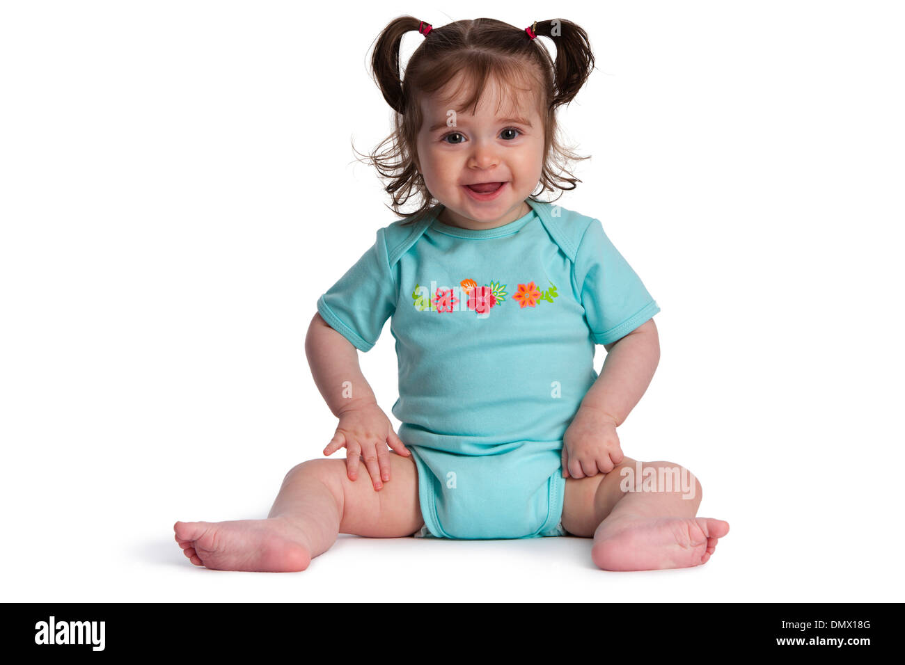Niedlichen Mädchen sitzt auf dem Boden auf weißem Hintergrund Stockfoto