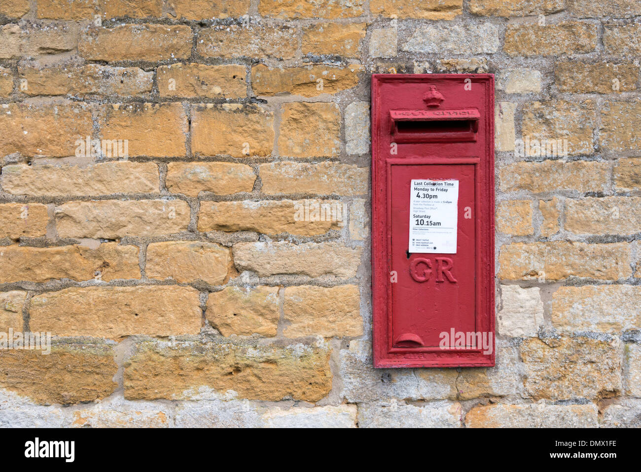 Eine alte GR rote Briefkasten in einer Kalksteinmauer in den Cotswolds UK Stockfoto