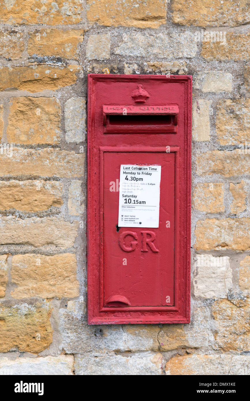 Eine alte GR rote Briefkasten in einer Kalksteinmauer in den Cotswolds UK Stockfoto