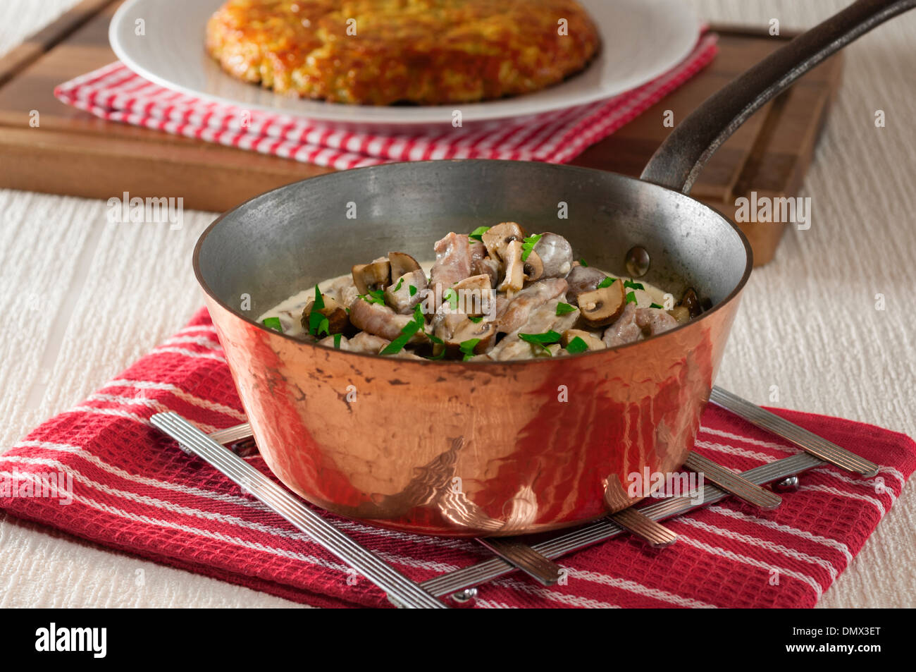 Kalbfleisch Zurichoise mit Rösti Kartoffeln. Émincé de Veau À la Zurichoise. Zürcher Geschnetzeltes. Stockfoto