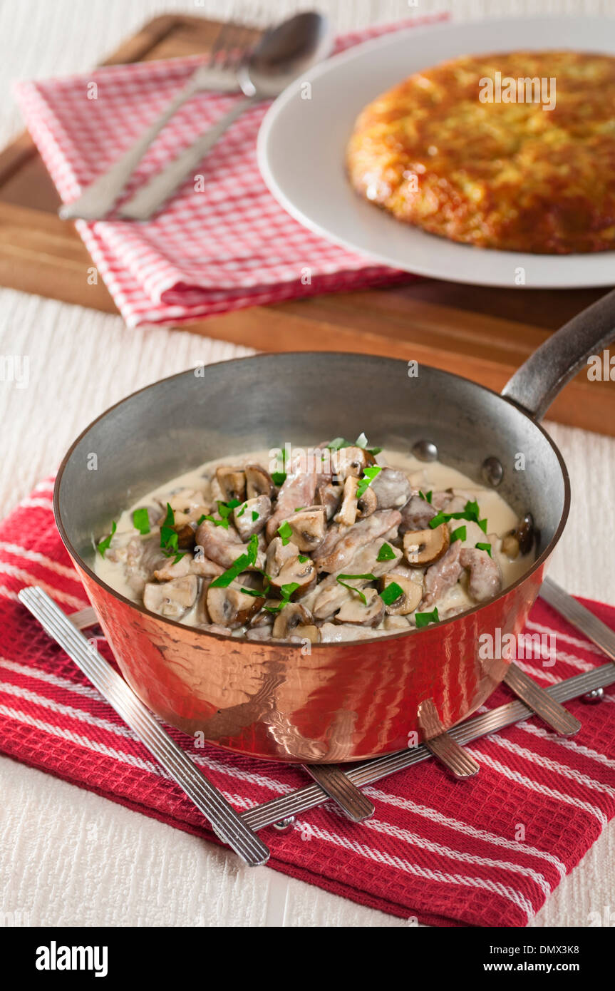 Kalbfleisch Zurichoise mit Rösti Kartoffeln. Émincé de Veau À la Zurichoise. Zürcher Geschnetzeltes. Stockfoto