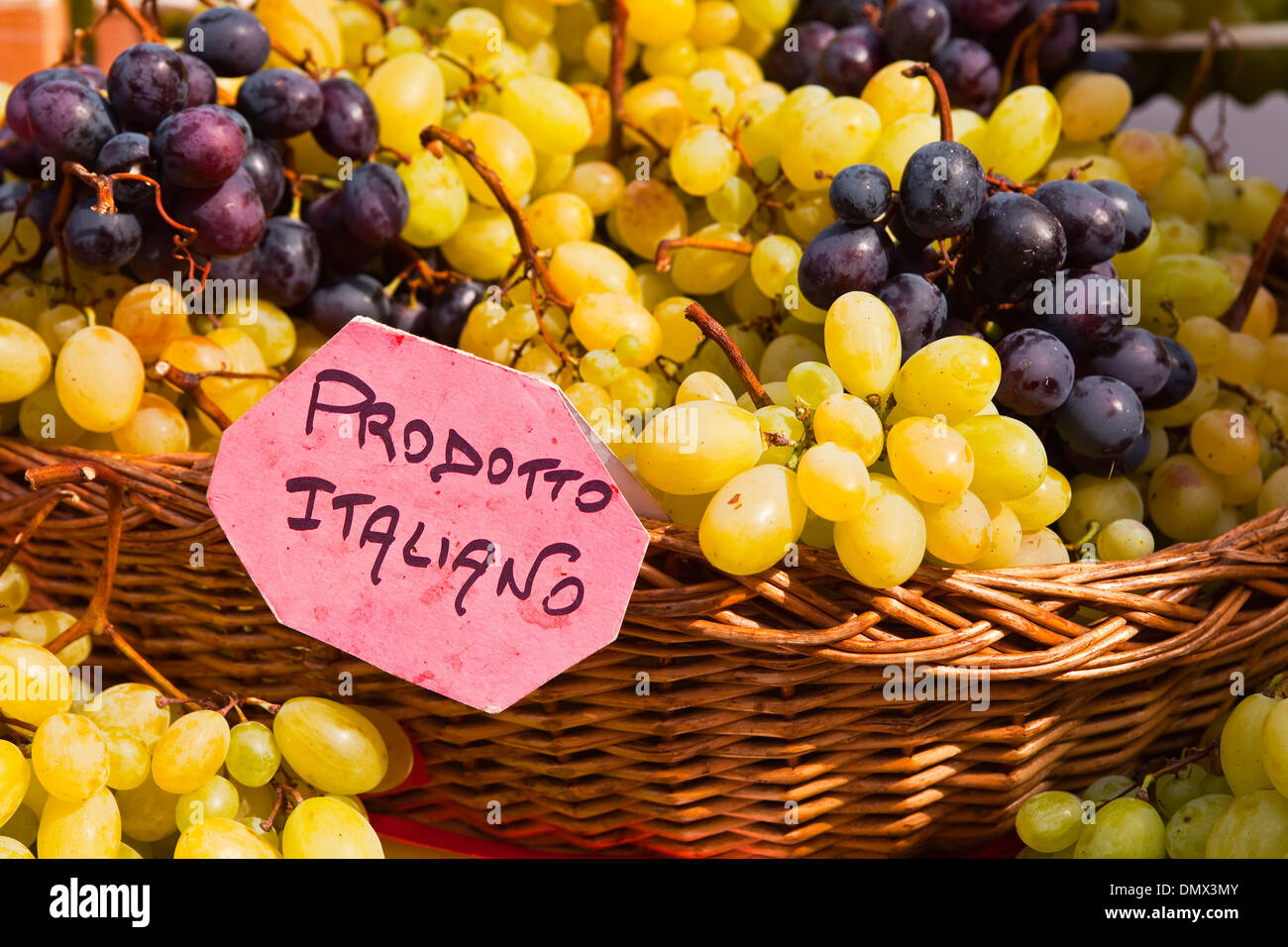 Italienische produzierten Trauben zum Verkauf an Piazza della Repubblica. Stockfoto