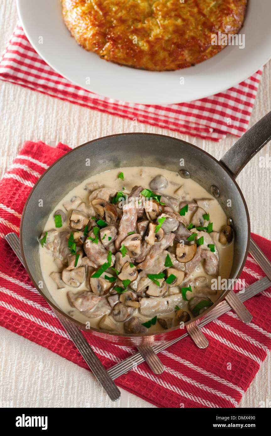 Kalbfleisch Zurichoise mit Rösti Kartoffeln. Émincé de Veau À la Zurichoise. Zürcher Geschnetzeltes. Stockfoto