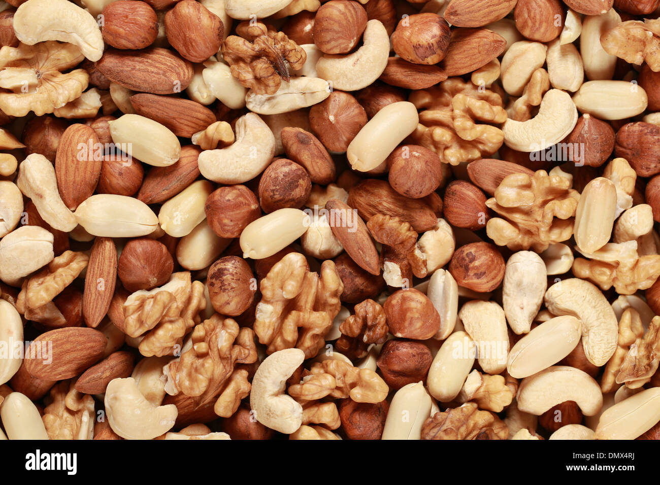 Erdnüsse, Walnüsse, Mandeln, Haselnüsse und Cashewkerne bildet einen Muttern-Hintergrund Stockfoto
