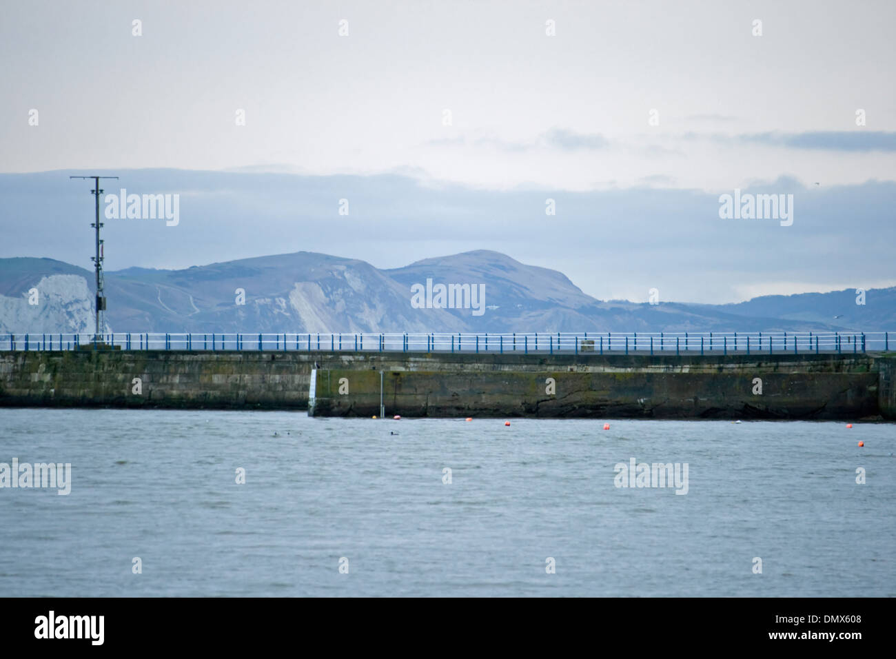 Weymouth Stein Pier gegen die Hügel der Jurassic Coast, Dorsaet, UK Stockfoto