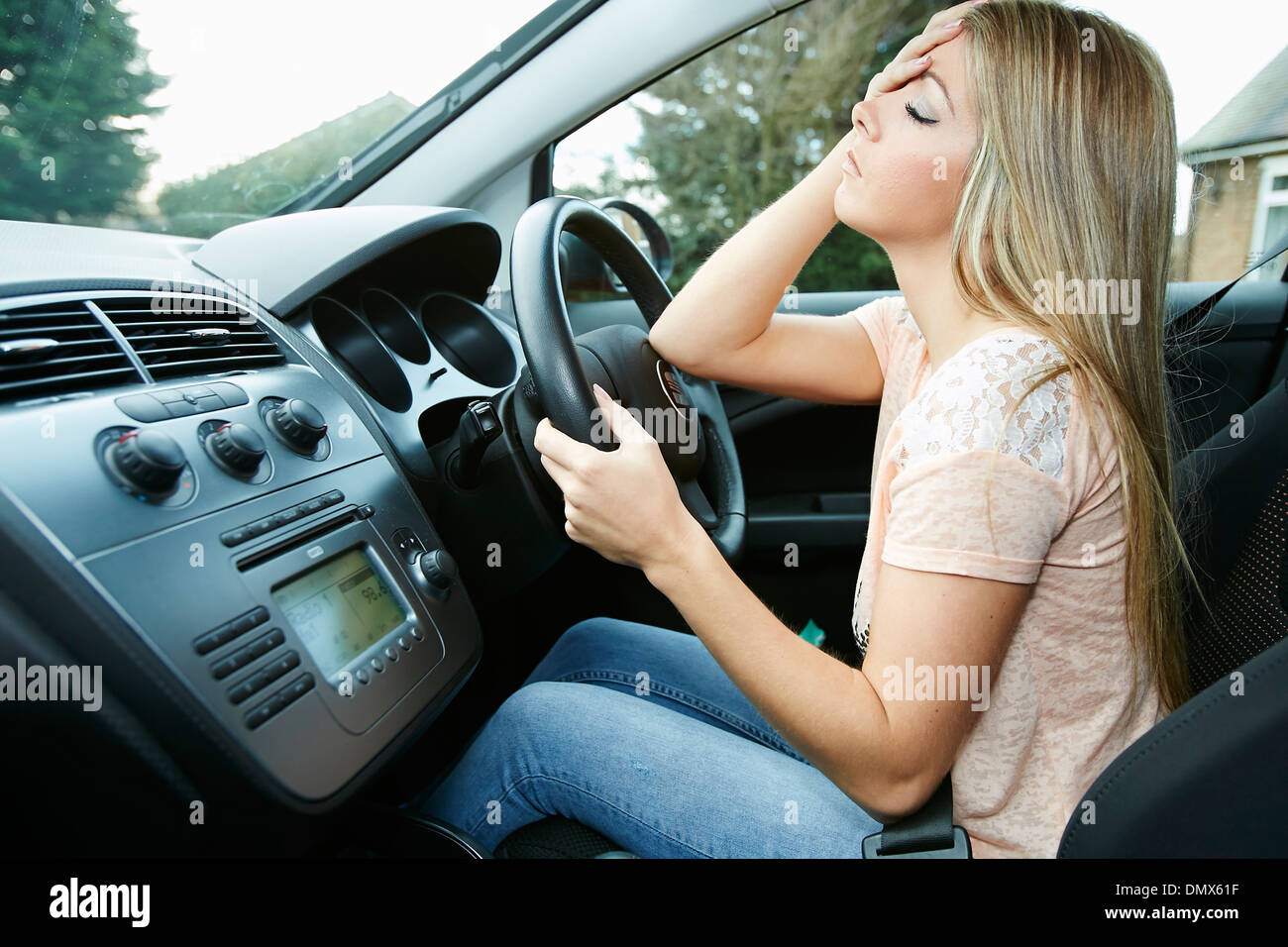 Mädchen fahren mit Kopfschmerzen Stockfoto