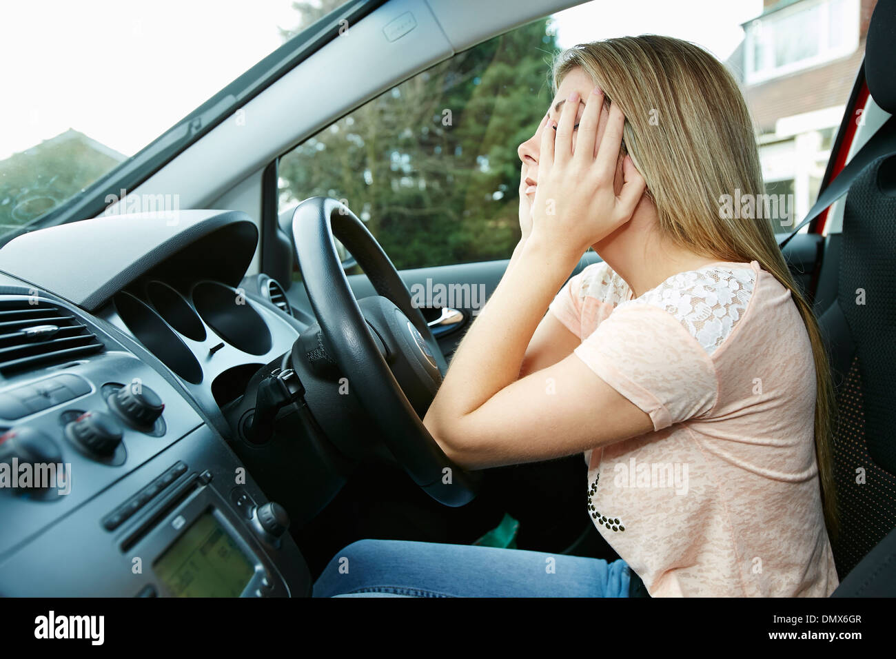 Mädchen fahren mit Kopfschmerzen Stockfoto