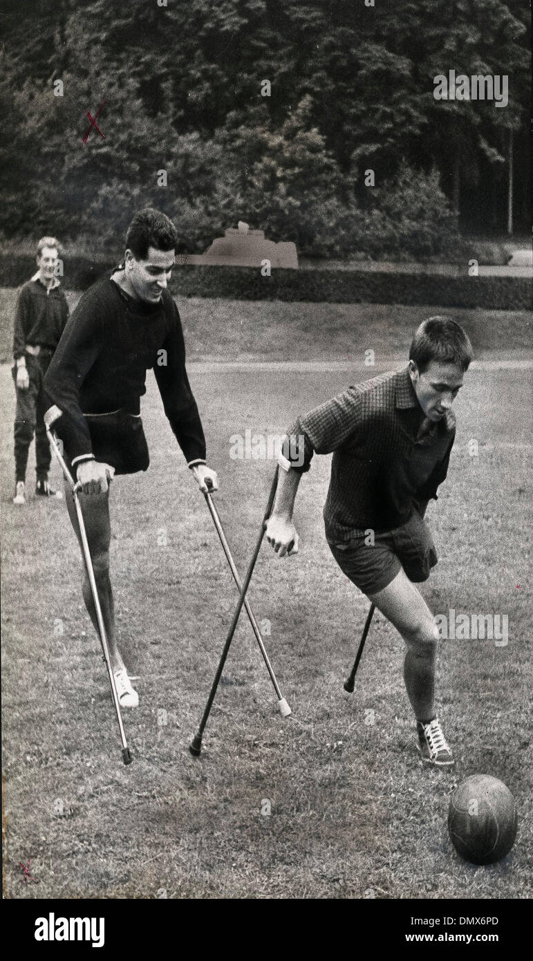 3. Juli 1959 - Hennef, Deutschland - behinderte Menschen spielen Fußball.  Invalides aus Österreich, Holland, Frankreich, Luxemburg, Schweden,  Finnland und Deutschland hatten einen Wettbewerb in allen Sportarten in  Hennef in der Nähe