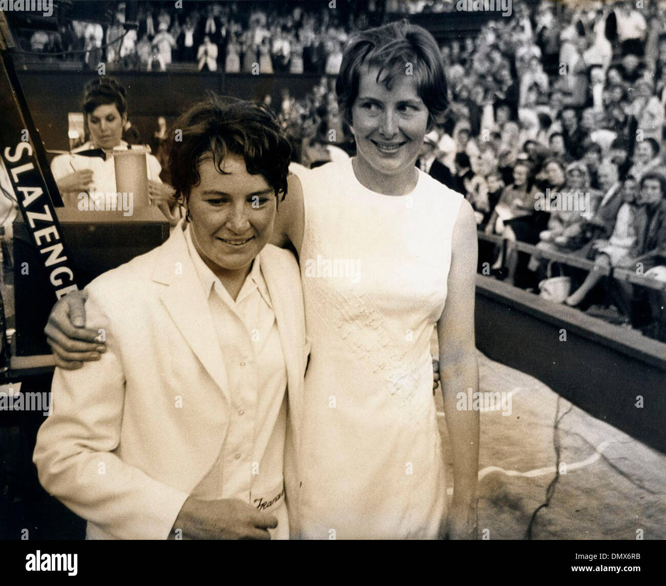 16. Juni 1968 - London, England, Vereinigtes Königreich - CHRISTINE JANES (R) und Schwester NEIL TRUMAN hug, nachdem sie die entscheidenden Doppel-Match um den Wightman Cup in Wimbledon gewonnen. (Kredit-Bild: © KEYSTONE Pictures/ZUMAPRESS.com) Stockfoto