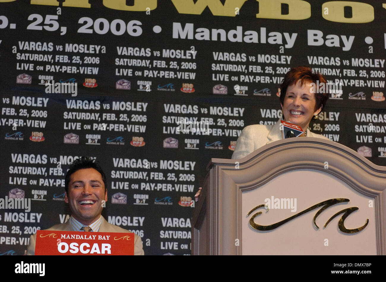 3. Dezember 2005; Las Vegas, NV, USA; Boxen: Boxer/Promoter OSCAR DE LA HOYA und Main Events CEO KATHY DUVA kündigt die Februar 25 Junior-Mittelgewicht Kampf zwischen "Wilder" Fernando Vargas und 'Sugar' Shane Mosley im The Mandalay Bay Hotel in Las Vegas. Obligatorische Credit: Foto von Rob DeLorenzo/ZUMA Press. (©) Copyright 2005 von Rob DeLorenzo Stockfoto