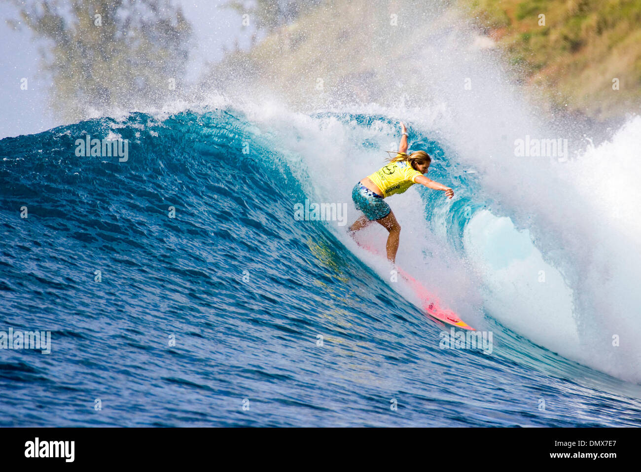 9. Dezember 2005; Honolua Bay, Maui, Hawaii, USA; Billabong Pro Maui, ASP Women World Championship Tour (WCT) Ereignis. Im Bild: südafrikanische HEATHER CLARK (Port Shepstone) erweitert, um drei der Billabong Pro Maui heute Runde. Trotz einer Runde ein Verlust, der sah, wie sie verbannt, die Verlierer Runde drei, Clark kämpfte sie sich durch die Welle verhungert Hitze schlagen Prue Jeffries und verdienen Stockfoto