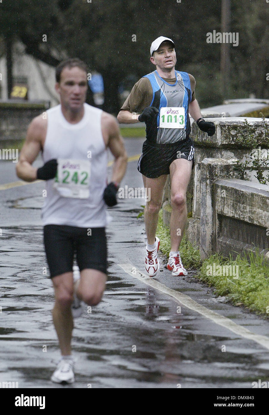 Duncan Larkin, Exton, PA, Wanderwege David Monk von Vacaville, wie sie überqueren sie auf Oak Knoll Rd in der 28. jährlichen Kaiser Permanente Napa Valley Marathon, ein 2,2 Meilen-Rennen von Calistoga, Napa, Sonntag, 5. März 2006 zu überbrücken. Lianne Milton / registrieren (Kredit-Bild: © Napa Valley Register/ZUMApress.com) Stockfoto