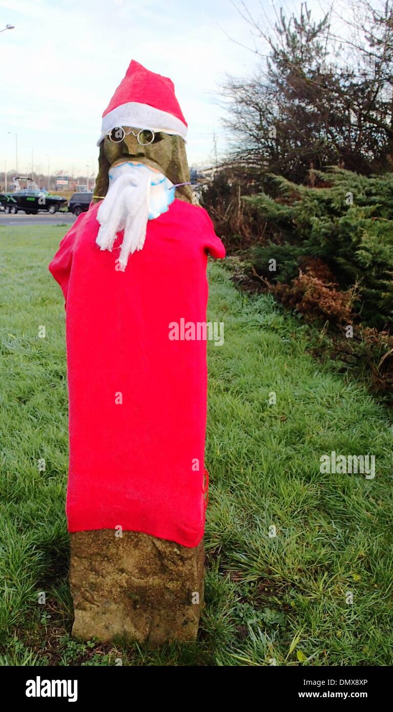 Preston, Lancashire, UK. 17. Dezember 2013. Stein-Wikinger Statue gekleidet in Santa Kostüme auf Bluebell Weg Kreisverkehr. Bildnachweis: Sue Burton/Alamy Live-Nachrichten Stockfoto