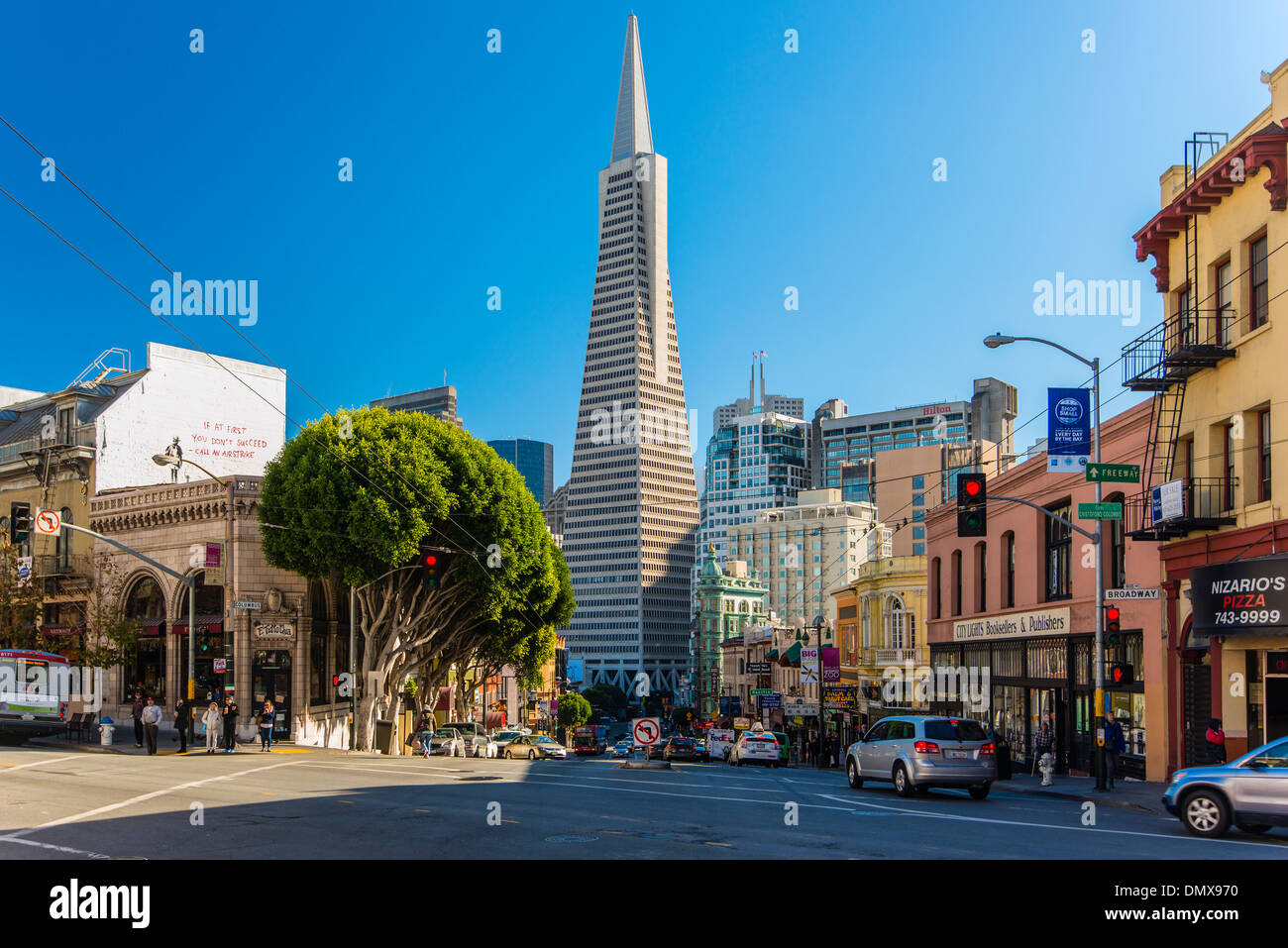 Die Transamerica Pyramid Gebäude gesehen aus Columbus Avenue, San Francisco, Kalifornien, USA Stockfoto