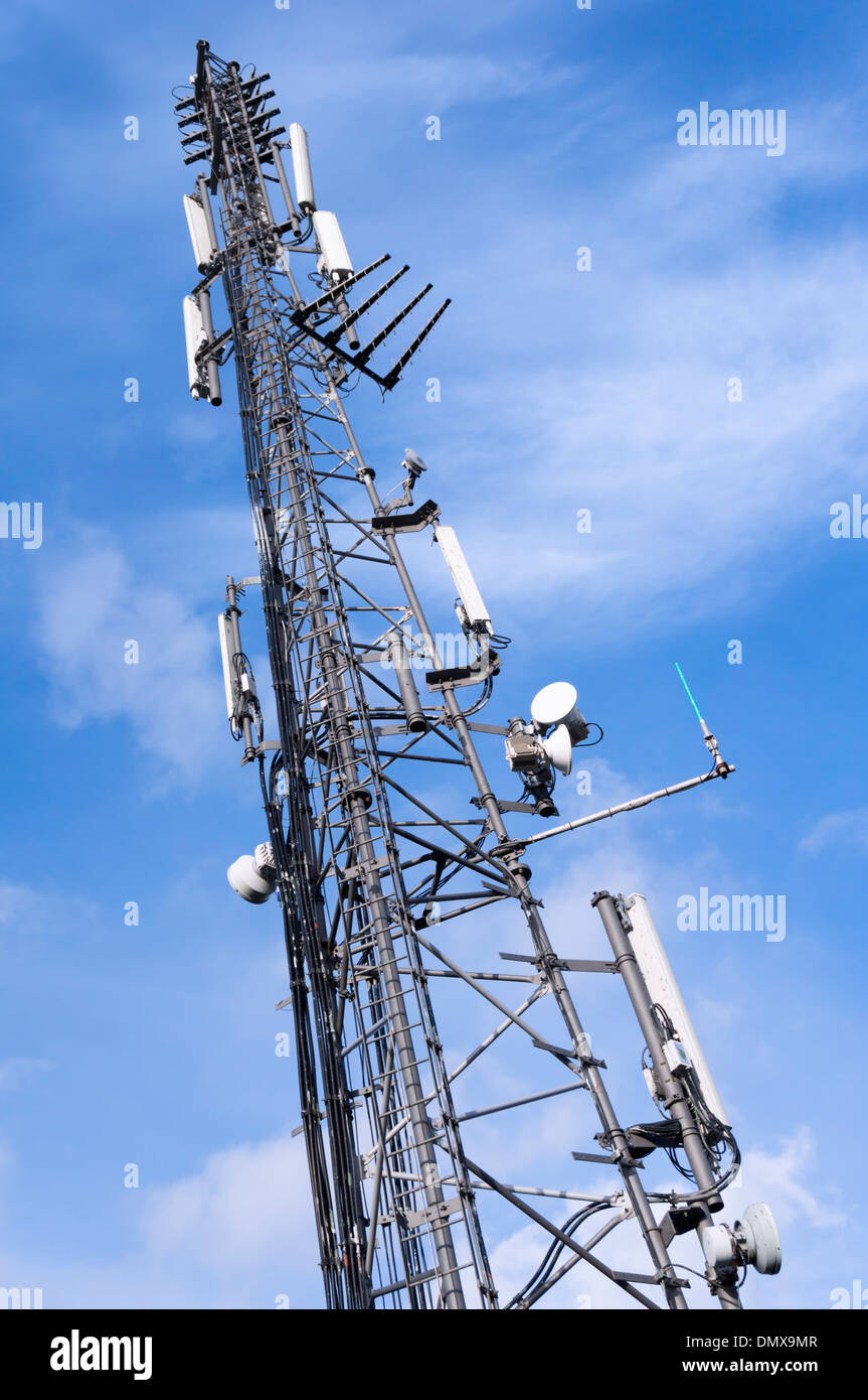 Kommunikation Turm und Handy-Antennenmast Stockfoto