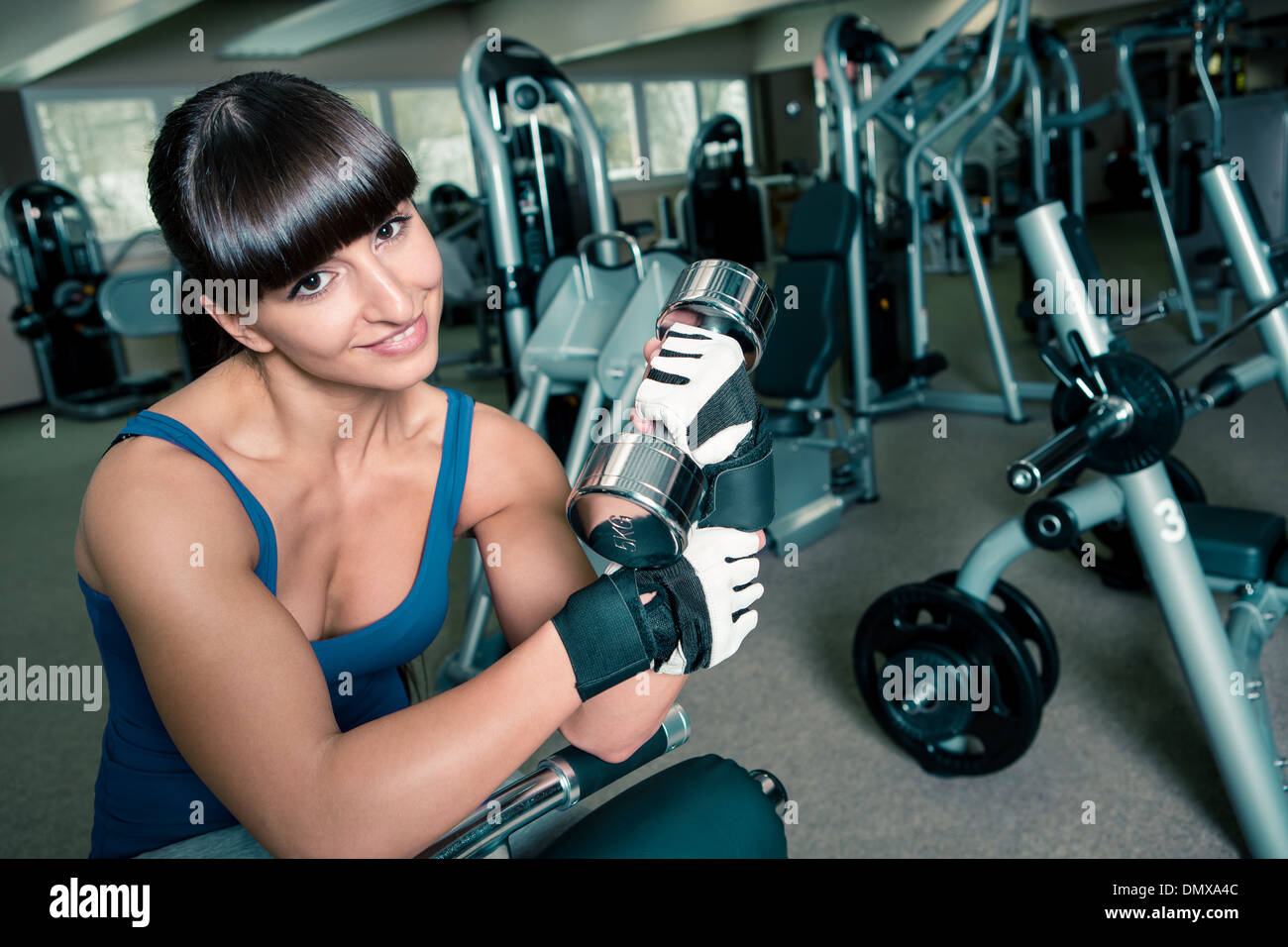 junge Frau im Sport Kleid in einem Fitness-Studio-Zimmer Stockfoto