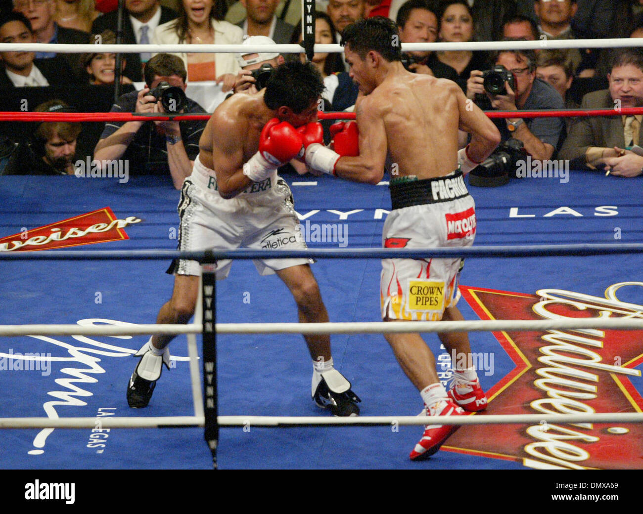 21. Januar 2006; Las Vegas, NV, USA; MANNY PACQUIAO von den Philippinen, Recht, verbindet mit Links zu ERIK MORALES, von Mexiko, während ihre Superfedergewicht Boxkampf am Samstag Abend. Pacquiao gewann der Kampf in der 10. Runde gestoppt wurde. Obligatorische Credit: Foto von J.P. Yim/ZUMA Press. (©) Copyright 2006 von J. P. Yim Stockfoto