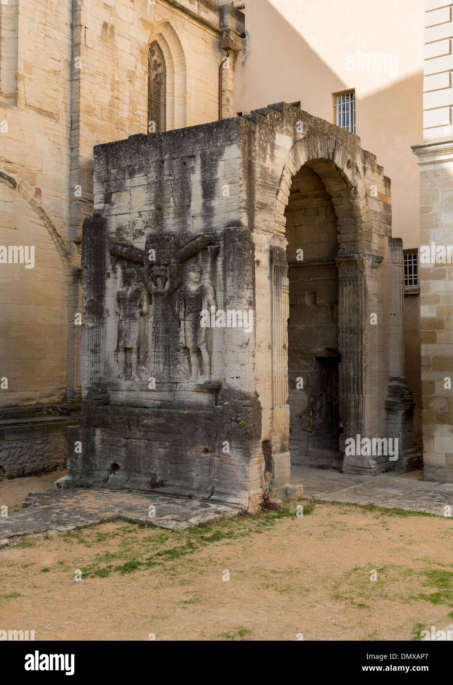 Antike alte Roman Arch, hinter der Kathedrale im Ort d'Inguimbert, Carpentras, Frankreich. Europa. Stockfoto