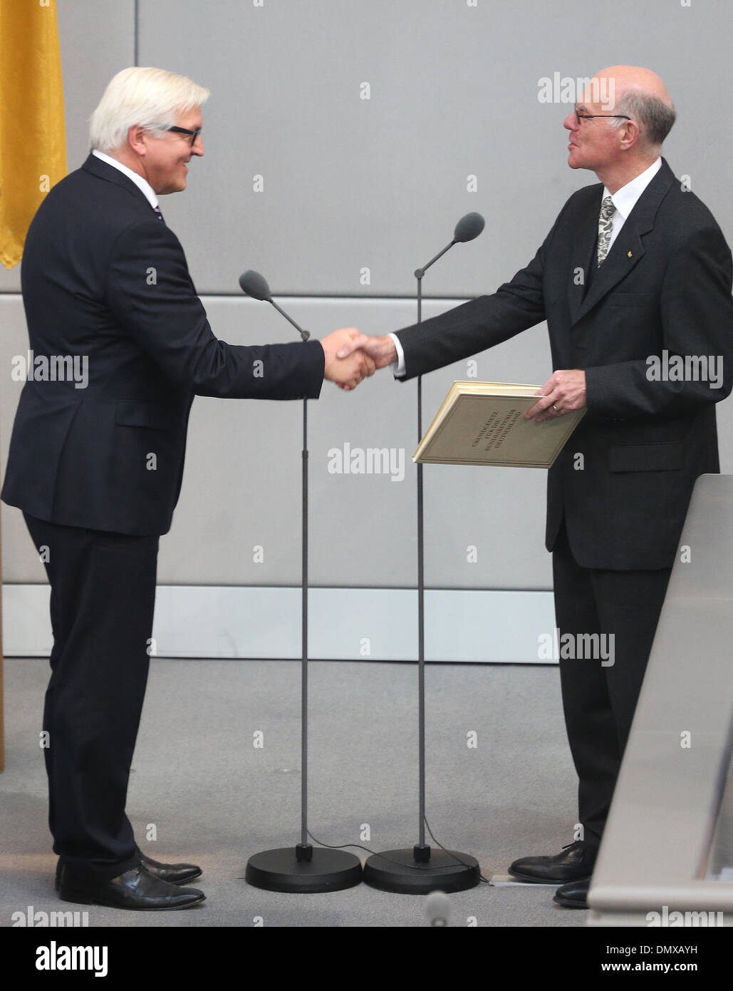 Berlin, Deutschland. 17. Dezember 2013. Deutscher Außenminister Frank-Walter Steinmeier (SPD) nimmt Amtseid mit Präsident des Bundestages Norbert Lammert (CDU, R) in Berlin, Deutschland, 17. Dezember 2013. Foto: Hannibal Hanschke/Dpa/Alamy Live-Nachrichten Stockfoto