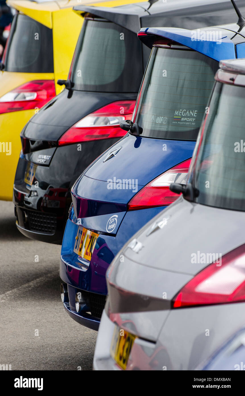 Rückseite aus einer Reihe von Renault Megane Autos. Stockfoto
