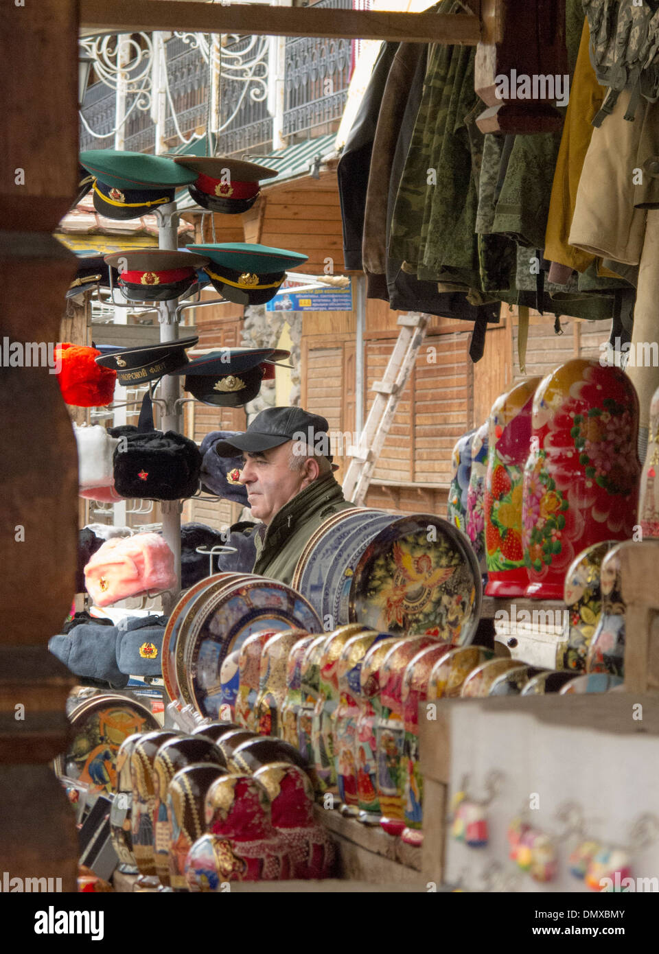 Souvenir-Händler auf dem Markt Ismailova in Moskau Stockfoto