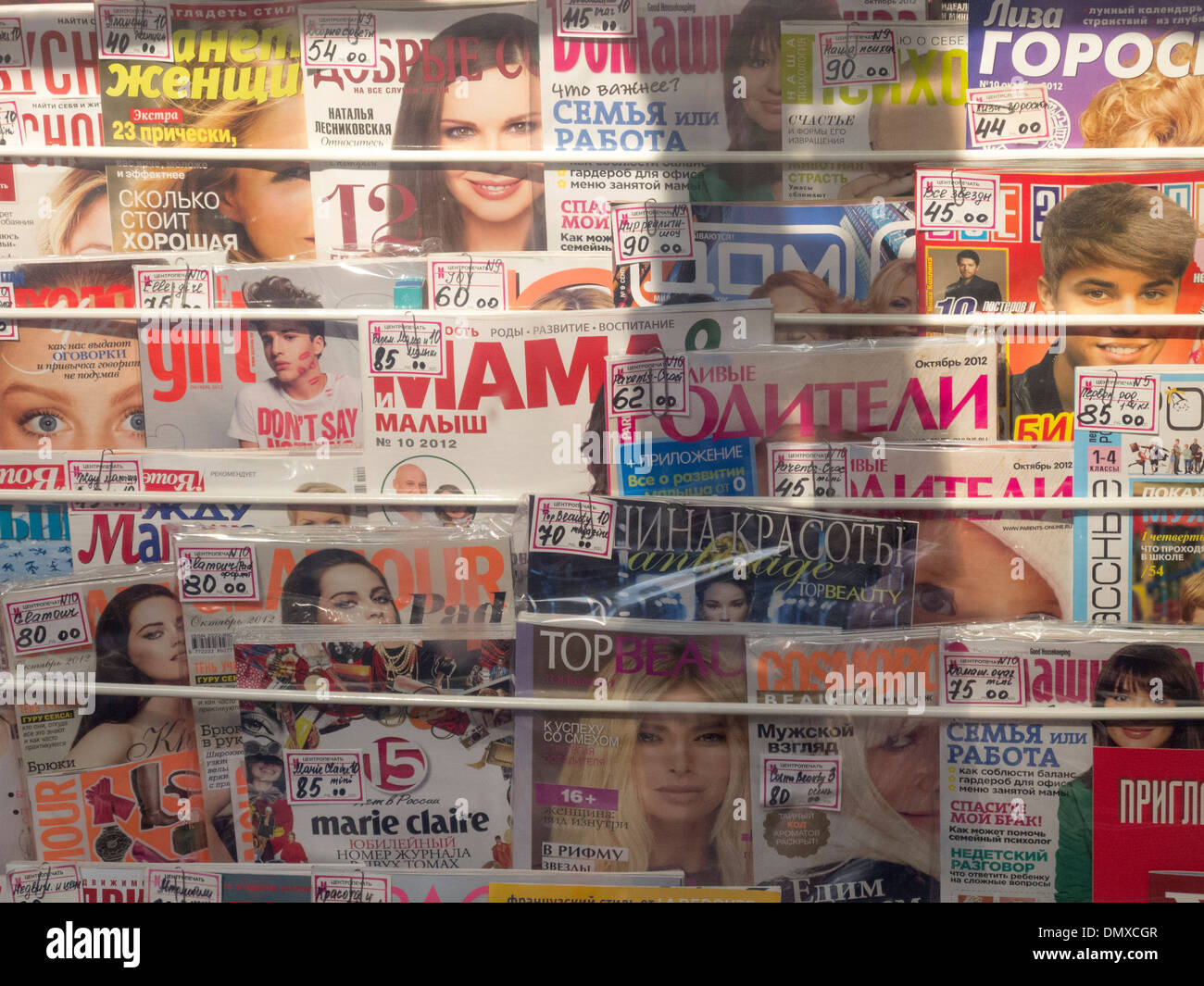 Viele glänzende russischen Zeitschriften zum Verkauf auf einem Stand am Arbat, Moskau, Russische Föderation Stockfoto Viele glänzende russischen Zeitschriften zum Verkauf auf einem Stand am Arbat, Moskau, Russische Föderation Stockfoto