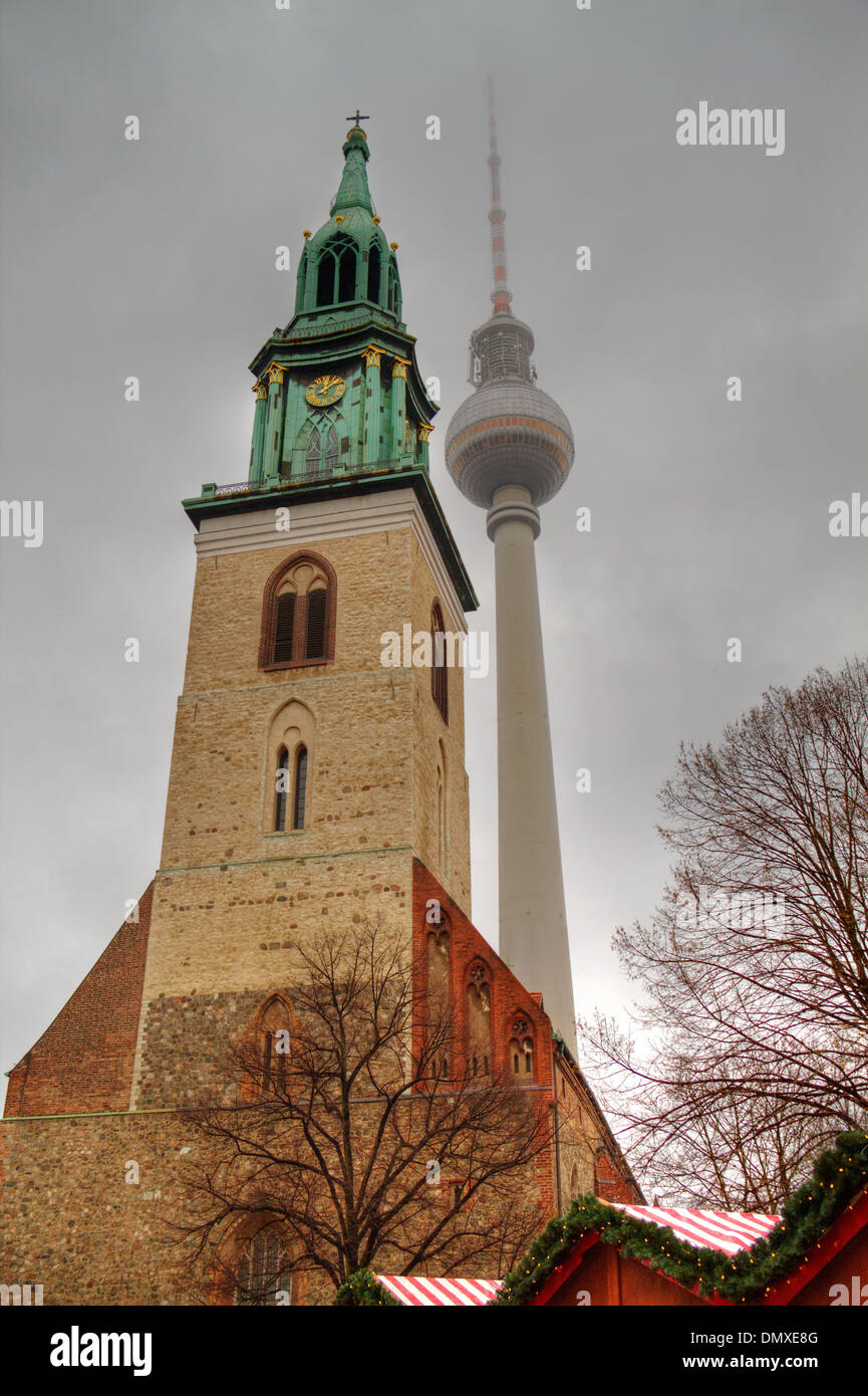 Fernsehturm und Str. Marys Kirche in der Nähe von Berlin Alexanderplatz Stockfoto