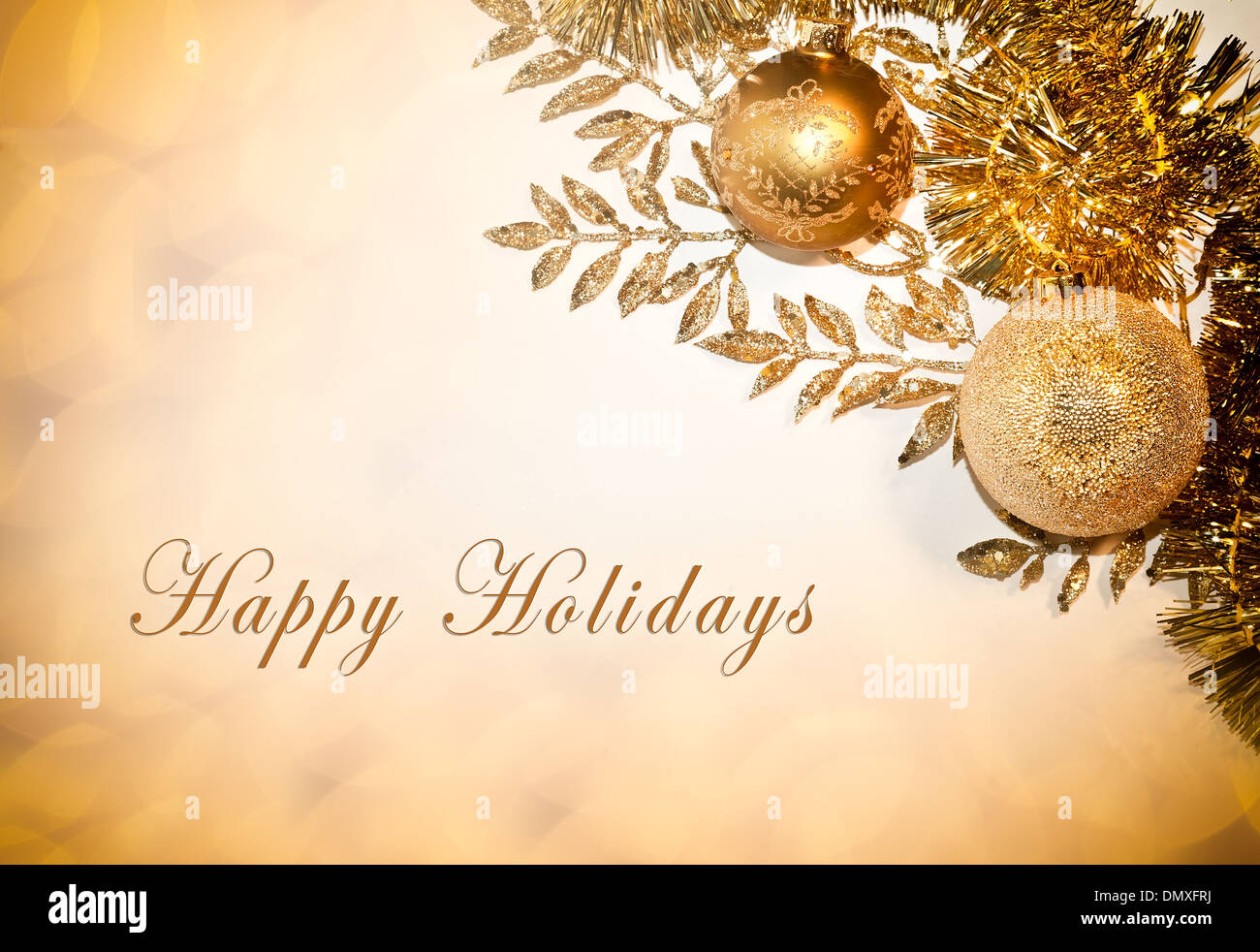 Dekorative Karte mit Happy Holidays Text, Kugeln und Glitzer Stockfoto