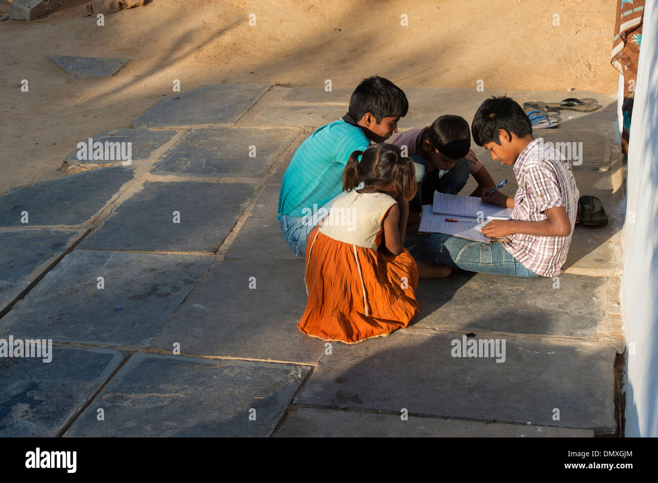 Jungen tun, Schule, Arbeit, außerhalb seines ländlichen indischen Dorf home. Andhra Pradesh, Indien. Stockfoto