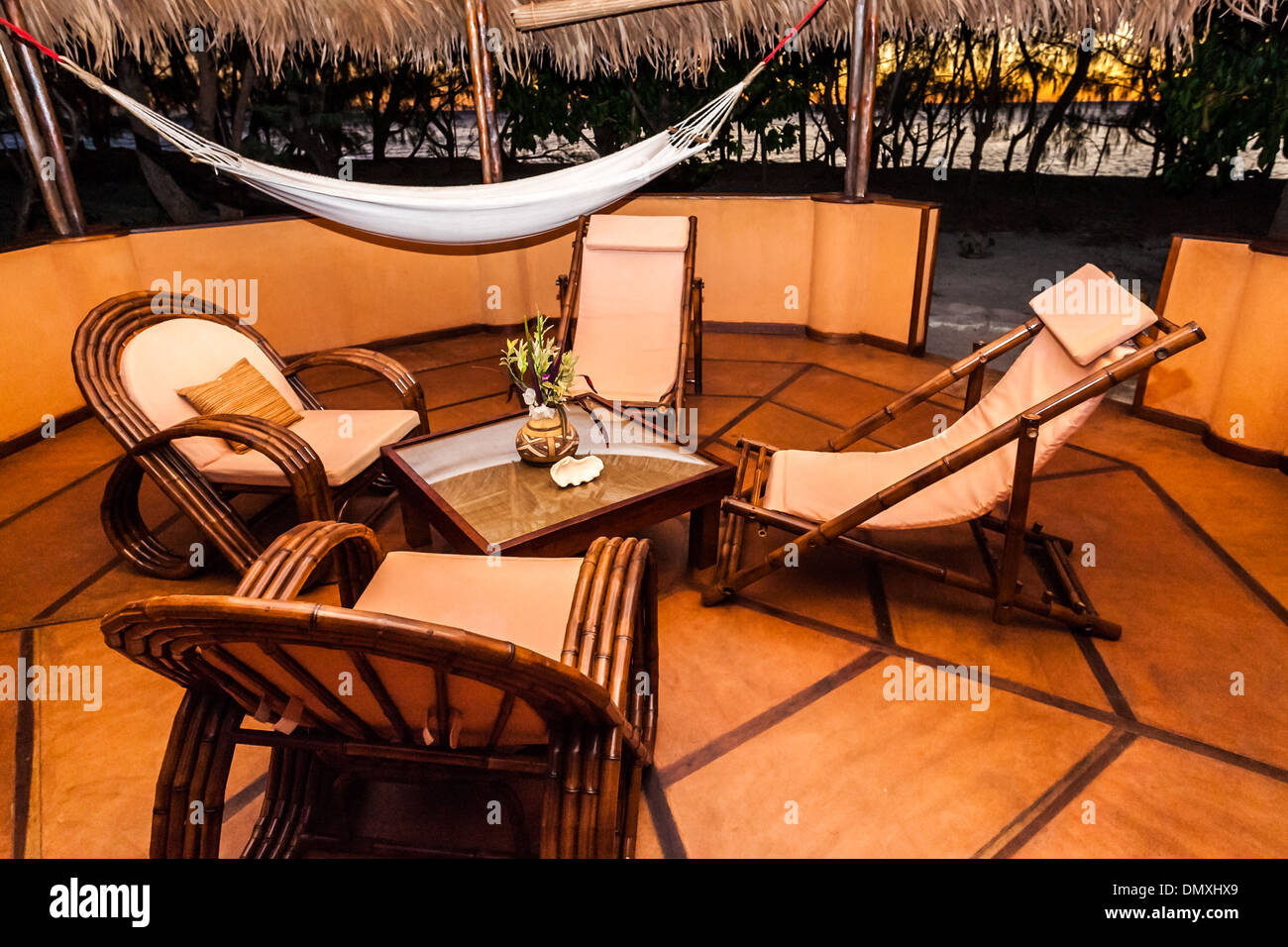 Terrasse eines tropischen Luxus-Bungalows bei Sonnenuntergang Stockfoto