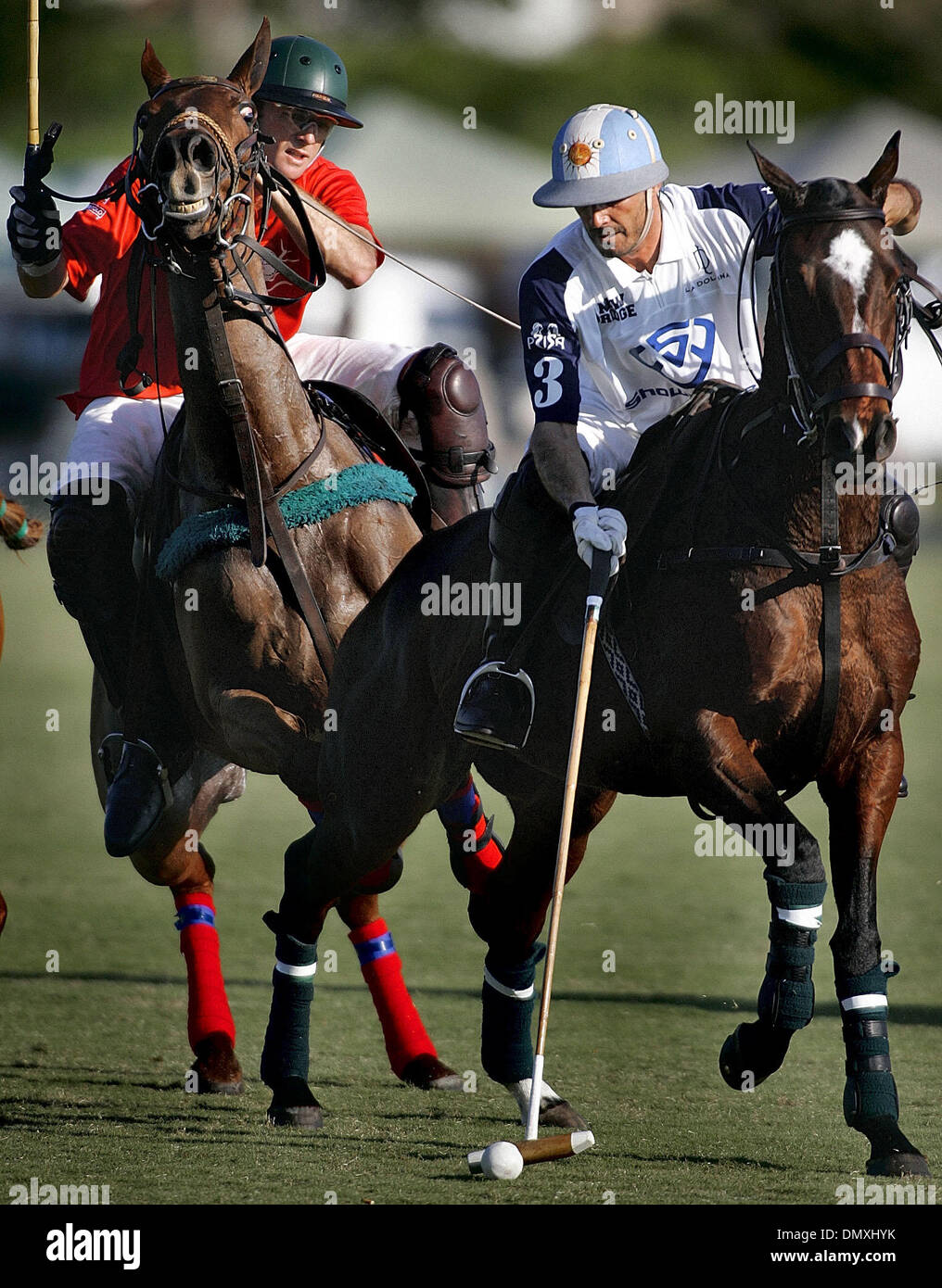 19. Februar 2006; Wellington, FL, USA; Spielaktion aus dem Endspiel im Ylvisaker Cup im International Polo Club in Wellington. Neue Brücke La Dolfina Skeeterville 15: 14 in den letzten Sekunden der sechsten Chukker verdrängt. Neue Brücke Adolfo Cambiaso (im Vordergrund rechts) kämpfen um den Ball während heutige Meisterschaft überein. Cambiaso erzielte den Siegtreffer im Spiel.  Mann Stockfoto