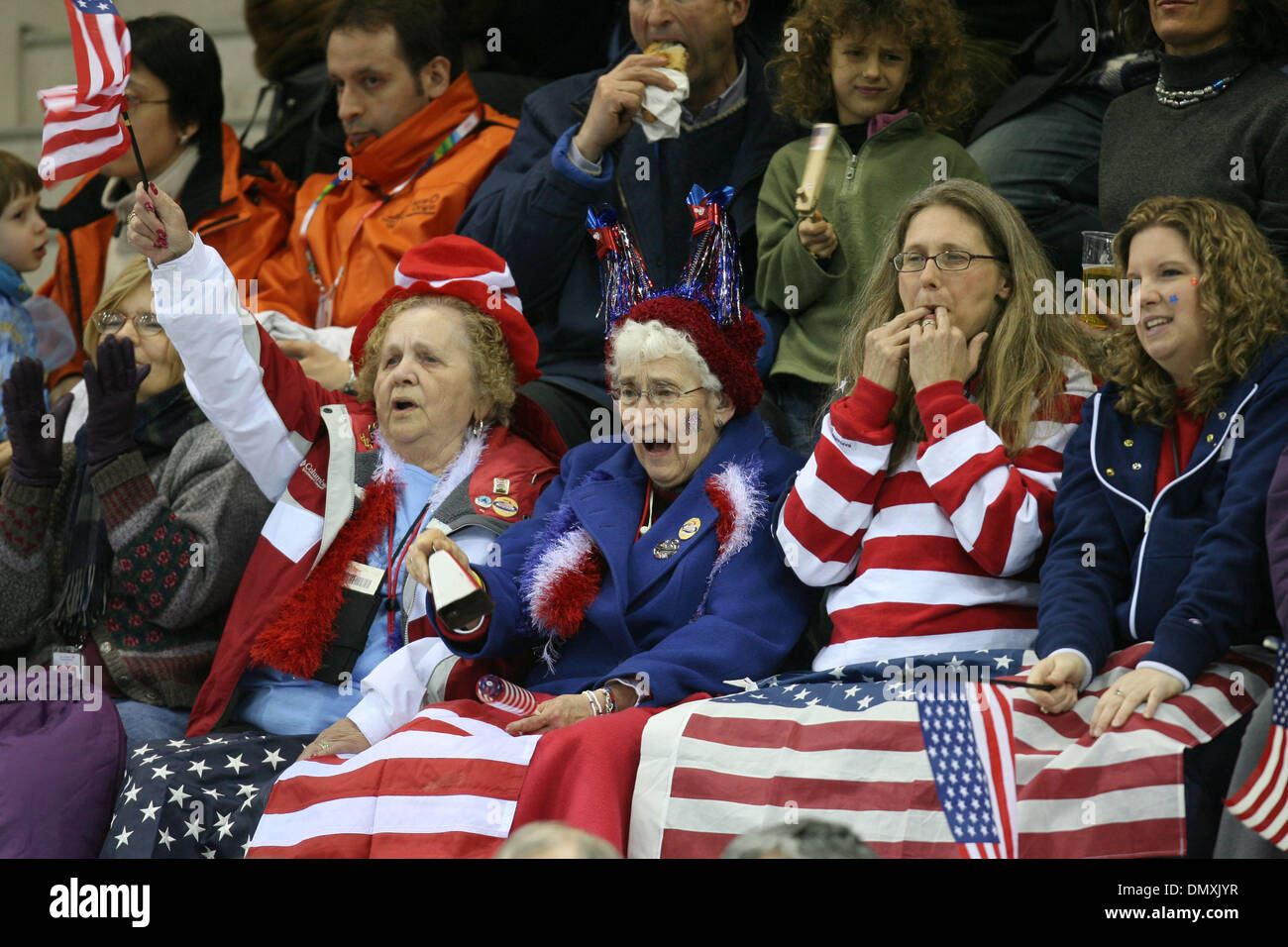 22. Februar 2006; Pinerolo, Italien; Die US-Männer Curling Team verlor ihr Halbfinale Spiel nach Kanada 11-5 Mittwoch Nacht in Pinerolo Palaghiaccio. Sie werden für die Bronze-Medaille am Freitag spielen. Foto zeigt: die Großmütter der US-curling Team-Mitglied Joe Polo für die USA, jubelten nachdem sie einen Punkt in der fünften erzielt Mittwoch Abend ausklingen. Sie sind von links, JOANNE POLO und HEL Stockfoto