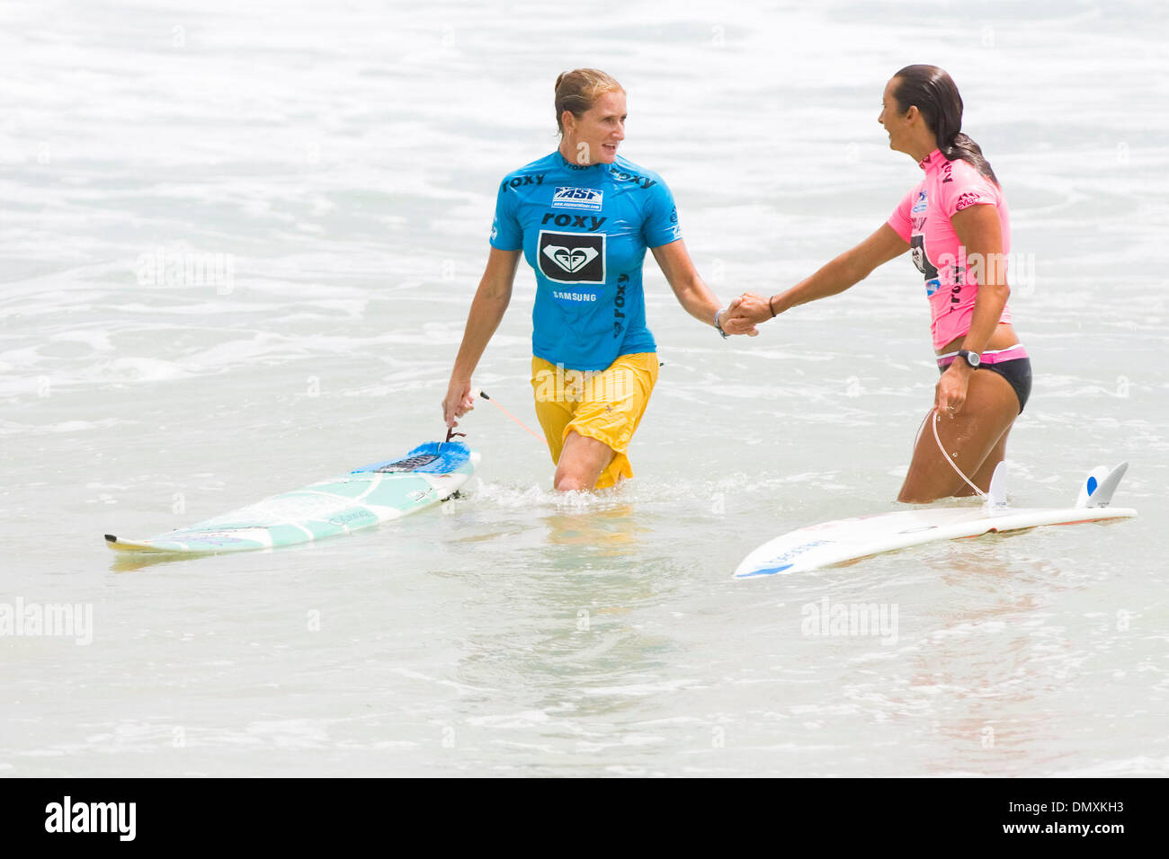 1. März 2006; Snapper Rocks, Coolangatta, Queensland, Australien; Association of Surfing Professionals (ASP) WomenÕs Welt ChampionshipTour (WCT). Roxy Pro von Samsung vorgestellt: Snapper Rocks, Gold Coast, Queensland, Australien 28 Feb Ð 12. März 2006. HEATHER CLARK (Port Shepstone, RSA) (im Bild) gratuliert sechsmal ASP Weltmeister LAYNE BEACHLEY (New South Wales, Aus) nach ihrem impress Stockfoto