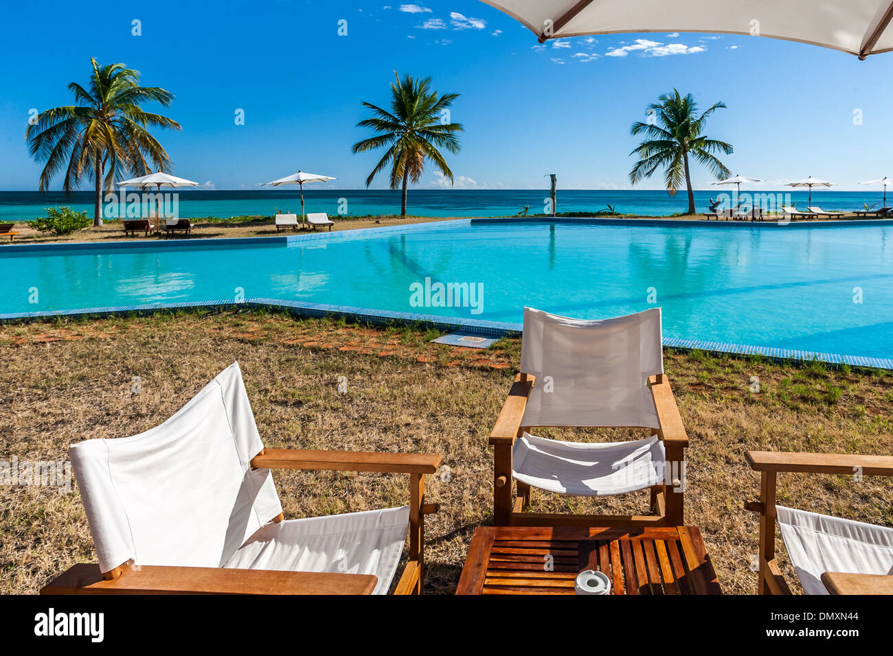 Cafe und Schwimmbad am tropischen Strand Stockfoto