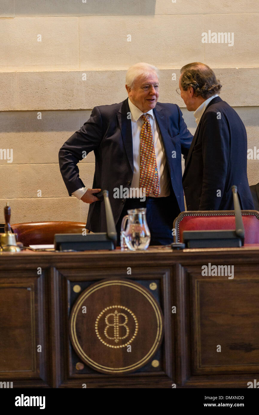 Bristol, UK. 17. Dezember 2013. Sir David Attenborough erhält die Freiheit der Stadt von Bristol. Im Bild: Sir David Attenborough trifft Bürgermeister George Ferguson Credit: Rob Hawkins/Alamy Live News Stockfoto