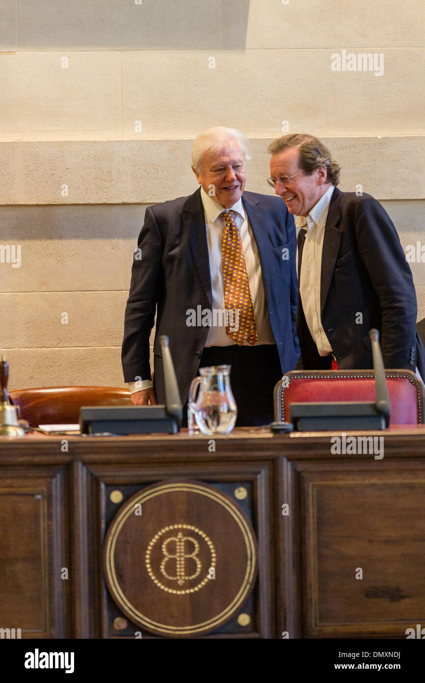 Bristol, UK. 17. Dezember 2013. Sir David Attenborough erhält die Freiheit der Stadt von Bristol. Im Bild: Sir David Attenborough trifft Bürgermeister George Ferguson Credit: Rob Hawkins/Alamy Live News Stockfoto