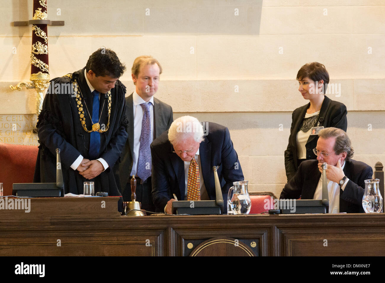 Bristol, UK. 17. Dezember 2013. Sir David Attenborough erhält die Freiheit der Stadt von Bristol. Im Bild: Sir David Attenborough unterschreibt das Ledger, womit er Ehrenbürger der Stadt Bristol Credit: Rob Hawkins/Alamy Live News Stockfoto