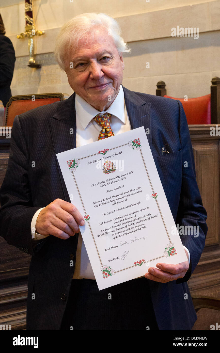 Bristol, UK. 17. Dezember 2013. Sir David Attenborough erhält die Freiheit der Stadt von Bristol. Im Bild: Sir David Attenborough zeigt das Zertifikat verliehen ihm, da wird er Ehrenbürger der Stadt Bristol Credit: Rob Hawkins/Alamy Live News Stockfoto