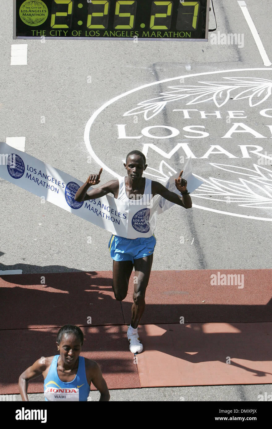 19. März 2006; Los Angeles, Kalifornien, USA; BENSON CHERONO, 21 Jahre alt aus Kenia, überquert die Ziellinie zuerst um die Elite Männer Los Angeles Marathon mit Kurs Rekordzeit von 02:08:40 zu gewinnen. Gete Wami, 31 Jahre alt aus Äthiopien, unten links, beendete an zweiter Stelle in der Elite Frauen Teil des Rennens. Obligatorische Credit: Foto von J.P. Yim/ZUMA Press. (©) Copyright 2006 von J. P. Yim Stockfoto