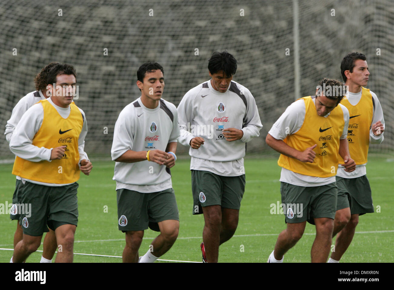 27. März 2006; Mexiko-Stadt, Mexiko; Fußball: Mexiko-Fußball-Team-Spieler Luis Perez (L-R), Omar Bravo, Claudio Suarez, Daniel Osorno und Mario Mendez laufen während einer Trainingseinheit im Centro Pegaso Trainingscenter. Obligatorische Credit: Foto von Javier Rodriguez/ZUMA Press. (©) Copyright 2006 von Javier Rodriguez Stockfoto