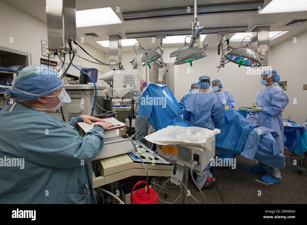 Chirurgen führen eine Hysterektomie auf eine Frau mit Endometriumkarzinom. Stockfoto