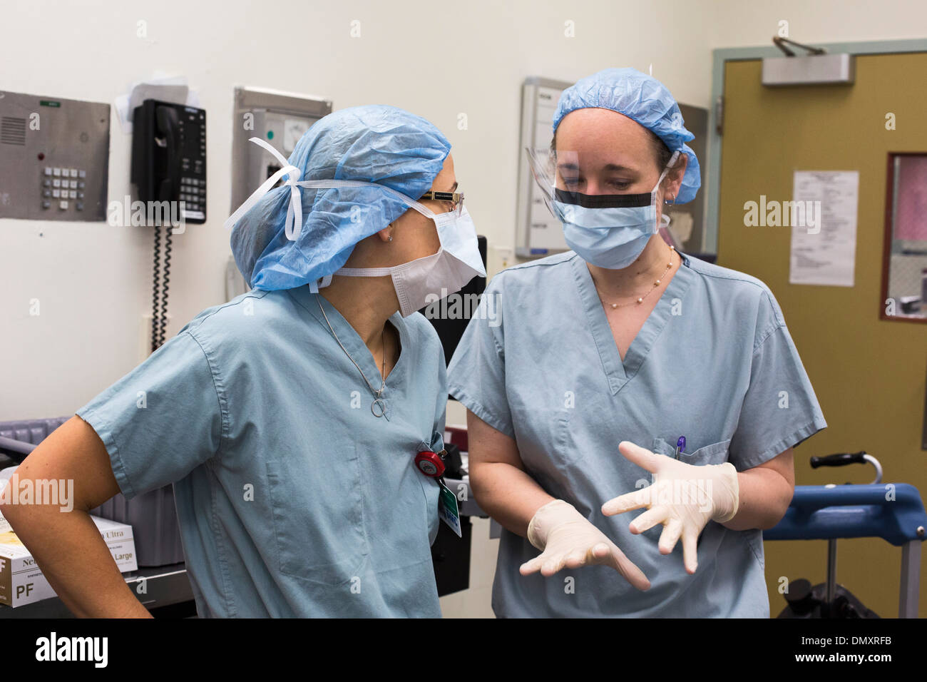 Chirurgen führen eine Hysterektomie auf eine Frau mit Endometriumkarzinom. Stockfoto