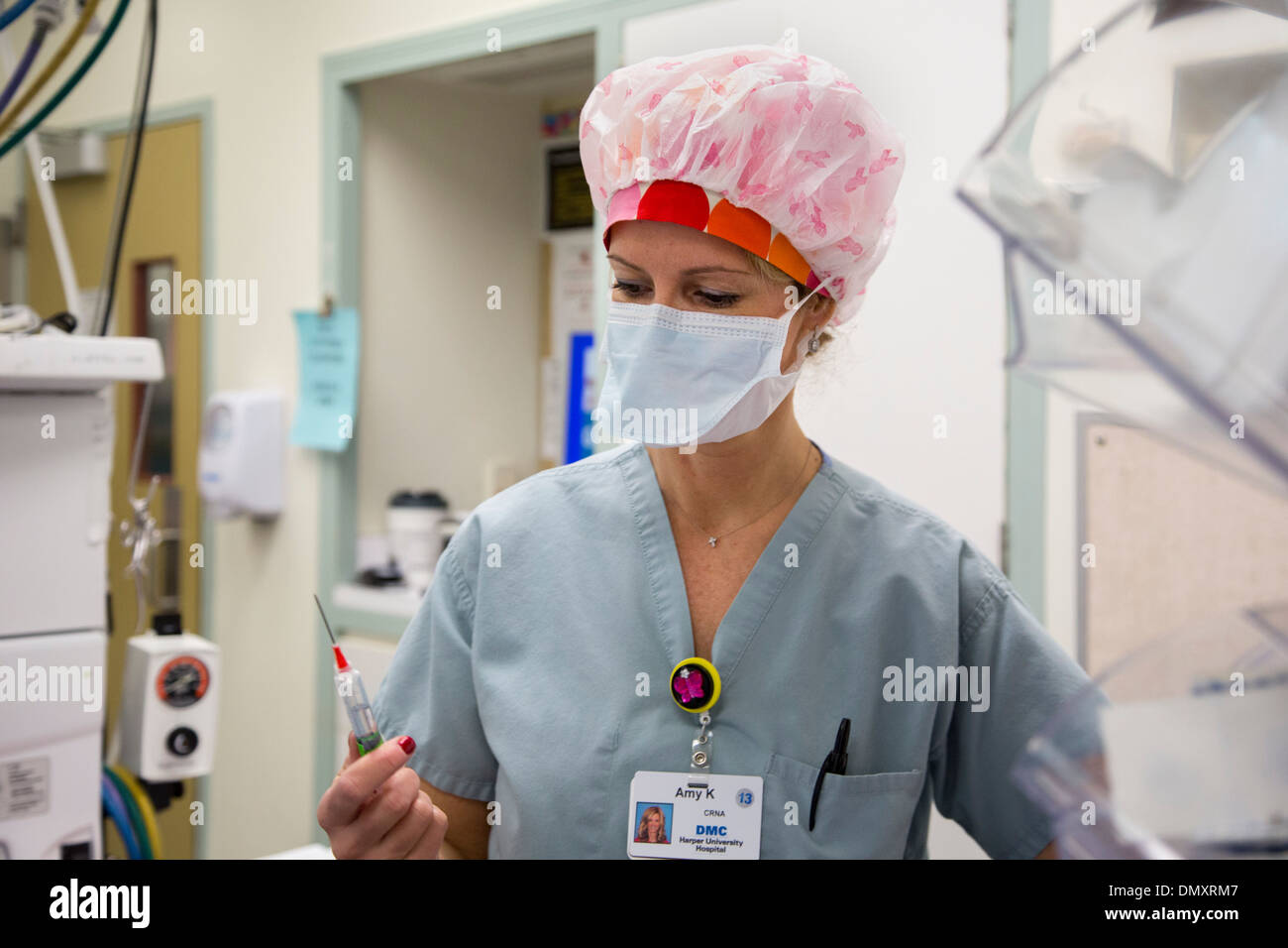 Eine zertifizierte Krankenschwester Anästhesisten bei der Arbeit als Chirurgen führen eine Hysterektomie auf eine Frau mit Endometriumkarzinom. Stockfoto