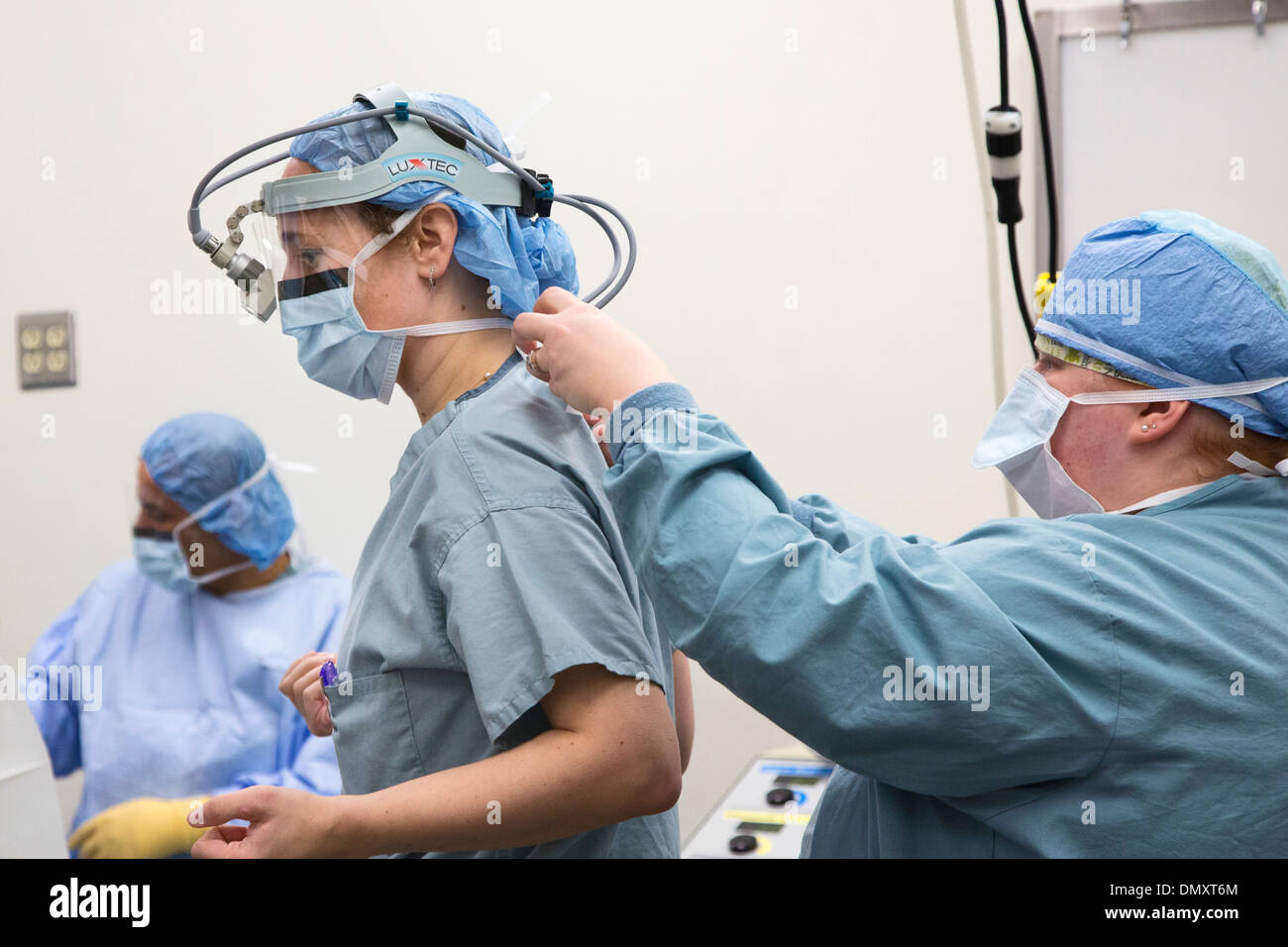 Chirurg bereitet sich auf eine Operation am Karmanos Cancer Institute Stockfoto