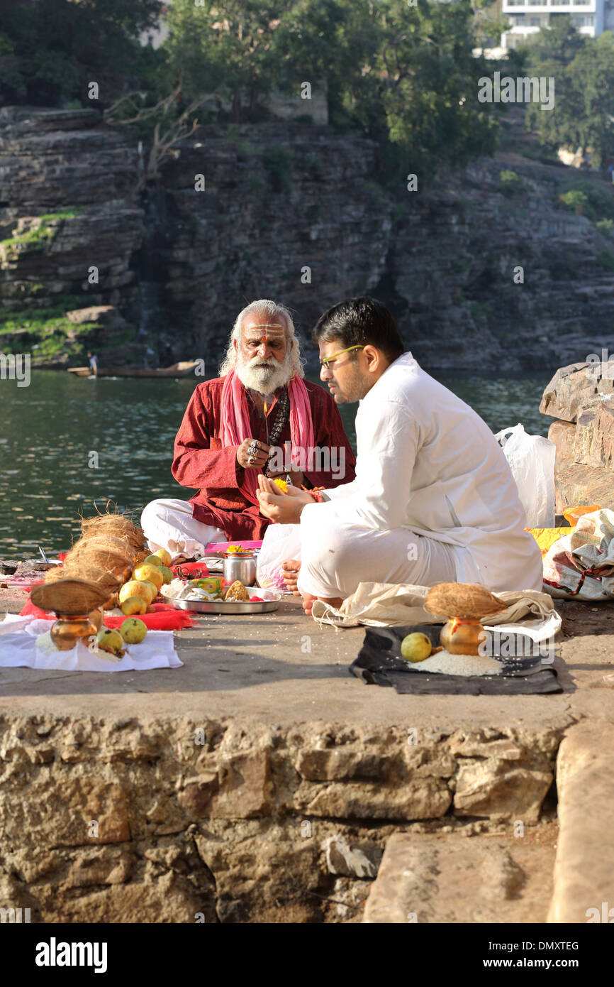 Sunrise Pooja am Fluss Narmada in Omkareshwar Madhya Pradesh, Indien Stockfoto