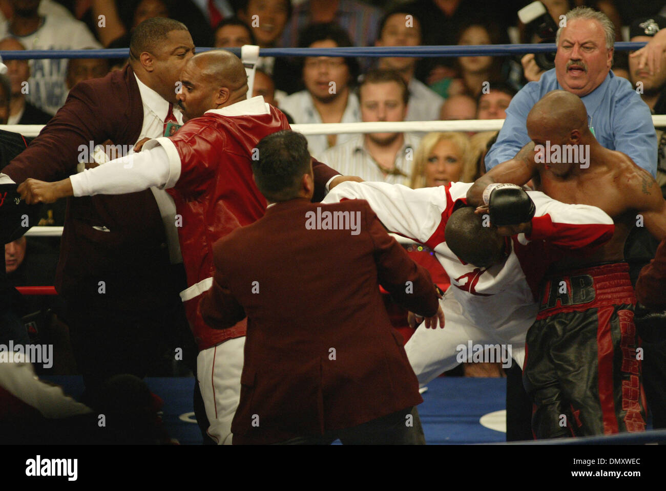 8. April 2006; Las Vegas, NV, USA; FLOYD MAYWEATHER JR. Vs ZAB JUDAH IBF im Weltergewicht kämpfen. Wenn JUDA gestanzt MAYWEATHER unter die Gürtellinie Trainer ROGER MAYWEATHER (weiße & roten Jogginganzug) & Onkel sprang in den Ring & ging nach ZAB JUDHA (R) rote & schwarze Stämme. Nevada athletic Chief Inspector TONY LATO Hintergrund Blau Hemd & Inspektoren in Burgund Jacken zusammen mit der Metro p Stockfoto