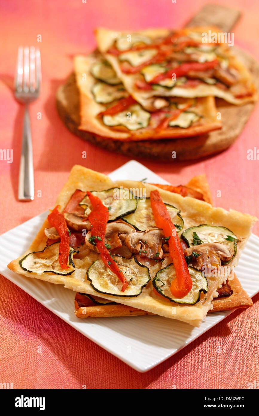 Herzhaftes Gebäck mit Speck und Gemüse. Rezept zur Verfügung. Stockfoto