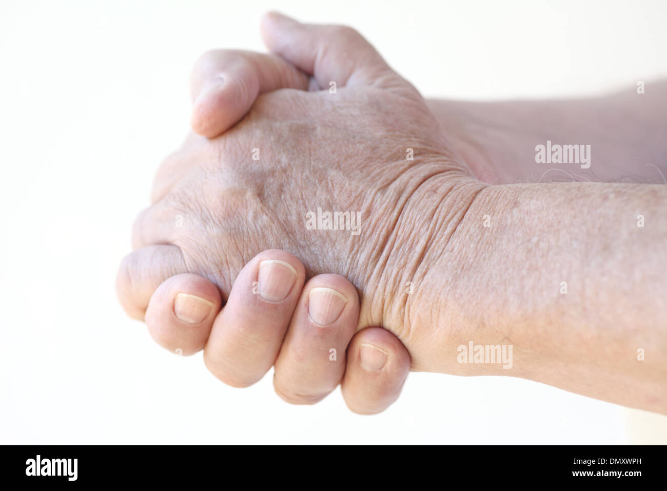 Senior woman faltet seine Hände zusammen Stockfoto